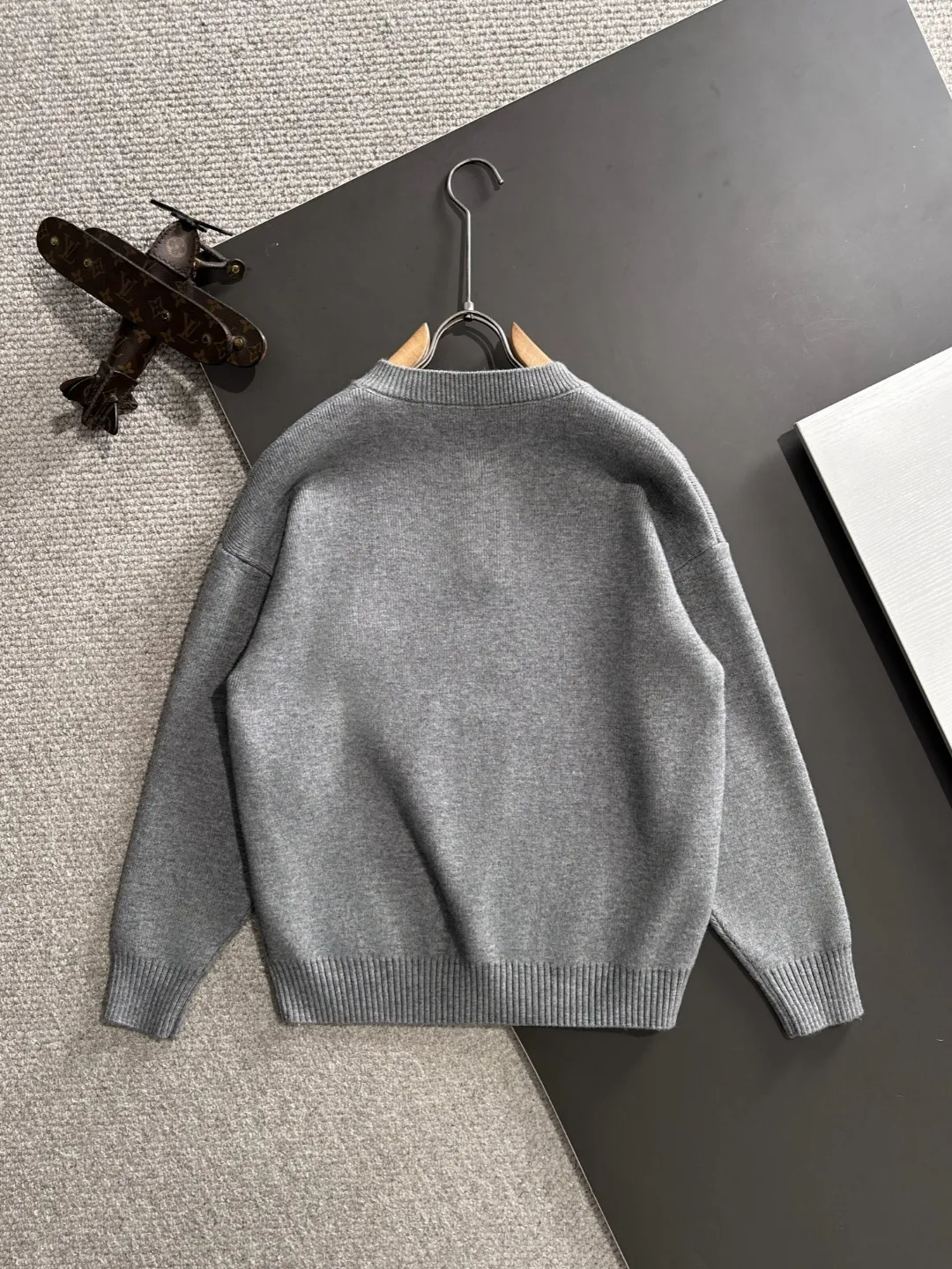 Next day shipping P360 Big Goose 2025 official website latest winter sweater, popular items are on sale at the counter simultaneously! Specially made of wool blended fabric. It feels comfortable and can be directly in contact with the skin. The logo badge is exquisitely embroidered, which is extremely eye-catching! The details highlight the fashionable charm of big brands. Exquisite workmanship. Three-dimensional cutting style. The wearing effect is invincible and handsome! All three standards are complete! Size: M-2XL